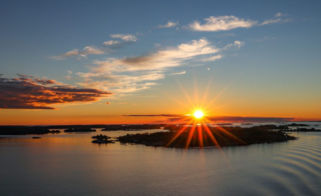 Die Schäreninseln in Schweden bei Sonnenaufgang
